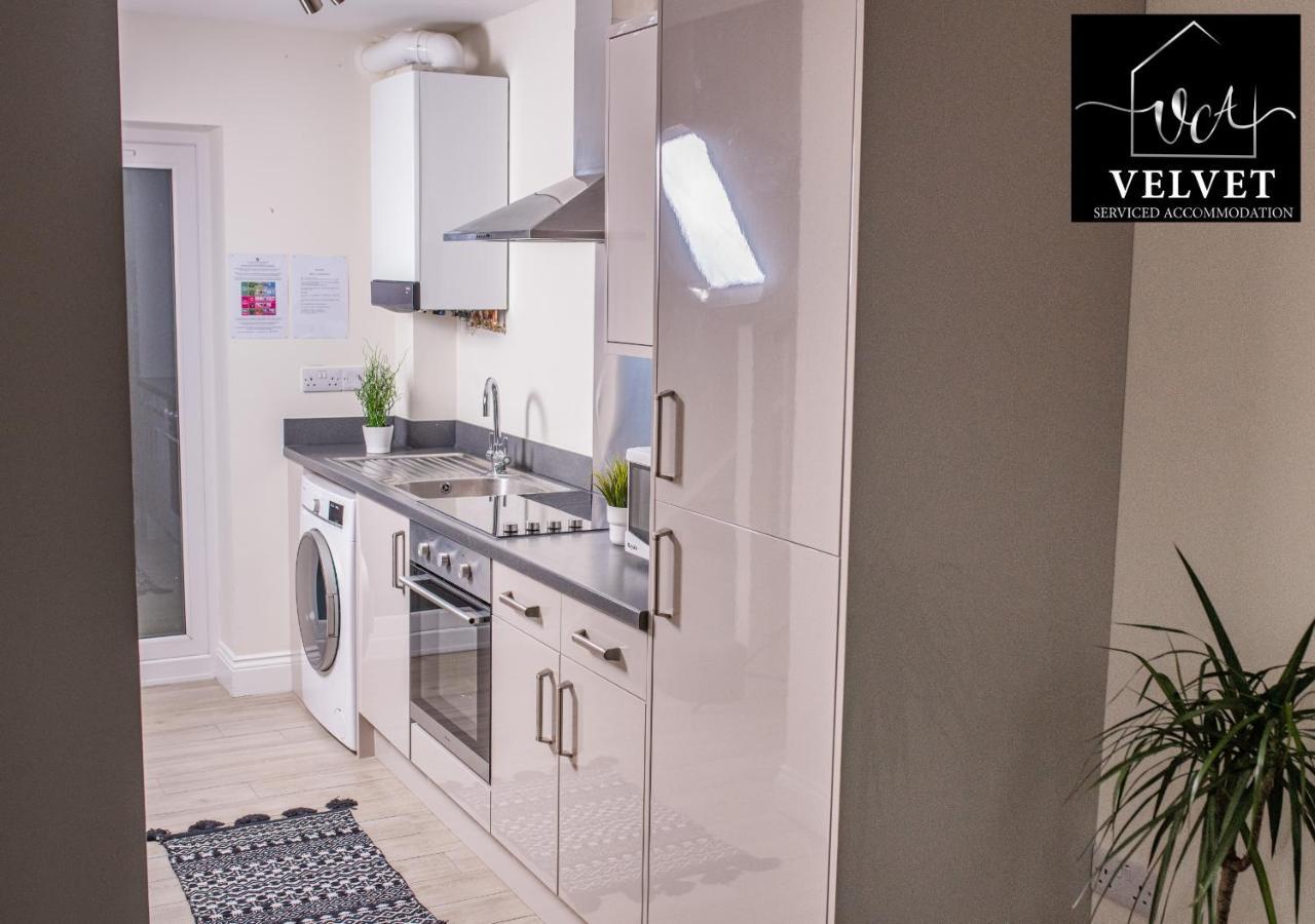1 Bed House , Free Wifi,Free Parking,Leasure,Business Lägenhet Swansea Exteriör bild